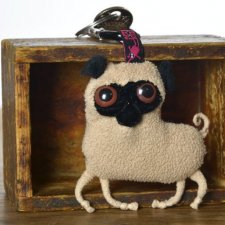 beżowy mops, brelok do kluczy, mopsik przypinka