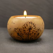 Drewniany świecznik z motywem łąki i dmuchawców - ręcznie wypalany, idealny prezent handmade