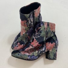 welurowe botki w kwiaty
