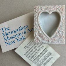 New York Metropolitan Museum of Art  ❀ڿڰۣ❀ Heart pictures frame