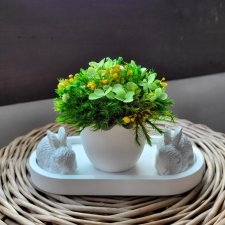 Wiosenna dekoracja z mchem i króliczkami