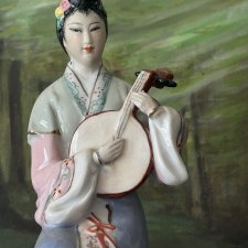 Ręcznie malowana porcelowa figurka - piękność wschodu do kolekcji dekoracji i na oryginalny upominek