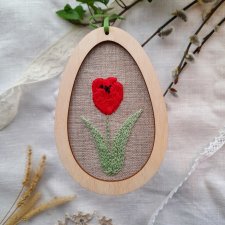 Pisanka z haftowanym ręcznie tulipanem