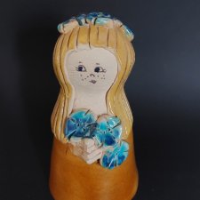 Skandynawska figurka ceramiczna vintage  dziewczynka z kwiatami