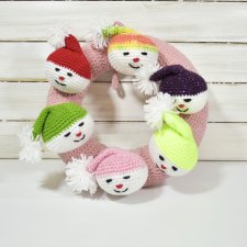 Świąteczny wianek z uroczymi skrzatami – unikalna dekoracja handmade!