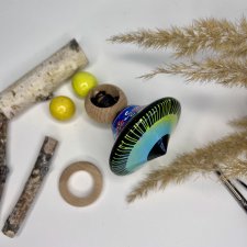 Drewniany bączek z motywem kwiatków