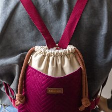 Bordowy pikowany mini workoplecak z weluru