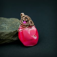 Wisiorek wire wrapping z różowym agatem