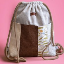 Beżowy workoplecak z plecionki z kieszeniami patchwork