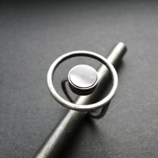 Pierścionek Geo z czarną muszlą