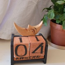 Wieczny kalendarz drewniany z motywem księżyca