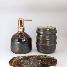 Zestaw ceramicznych akcesoriów łazienkowych – dozownik, kubek i mydelniczka, ręcznie robione, miedziana glazura loftowy designe