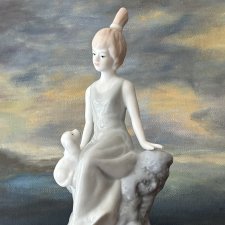 w stylu Nao Lladro -niespotykana porcelanowa figurka 19,5 cm  wysokości -ciekawe połączenie wykończenia biskwitowego i błyszczącego