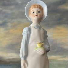 Urocza porcelanowa figurka ręcznie malowana