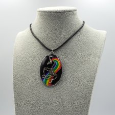 Wisiorek tęczowy pride z żywicy z jednorożcem pend 002