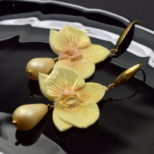 Kolczyki orchidee ze szklaną kroplą w delikatnym odcieniu złota