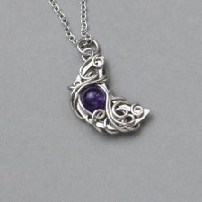 Wisiorek księżyc fioletowy ametyst, półksiężyc, wire wrapping, stal chirurgiczna, unikatowy, lunula