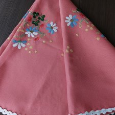Haftowany duży obrus kwiatowy wzór  vintage retro rustykalny styl farmhouse  wiejski styl dom