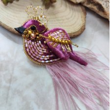 Artystyczna broszka z piór – biżuteria handmade dla miłośniczek stylu