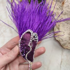 Błyszcząca Broszka z Piór – Ręcznie Robiona Elegancka Ozdoba