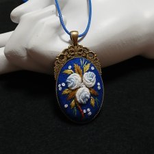 Ręcznie haftowany wisior  BIAŁE RÓŻE