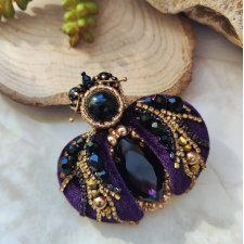 Artystyczna broszka z koralików – Unikalna biżuteria handmade