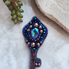 Broszka z motywem Klucza – Elegancka biżuteria handmade z kryształkami