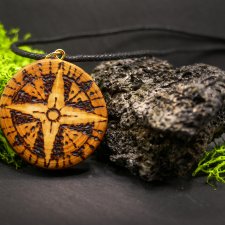 "Róża wiatrów" – naszyjnik dla poszukiwaczy dróg - brzoza, pirografia, idealny prezent, dzień matki