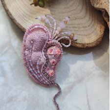 Wyjątkowa broszka handmade z koralików i kryształów – elegancki prezent dla kobiety