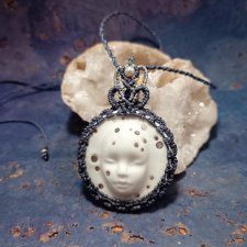 LUNA Księżycowy Portret wisior porcelanowy z szafirem i perłą mikro makrama