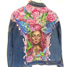 Unikalna kurtka jeansowa z ręcznie malowanym portretem – Boho styl, personalizowana moda artystyczna