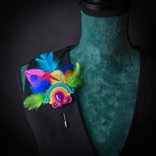 Kolorowa broszka soutache z piórkami