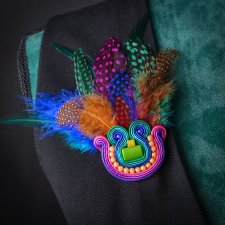 Barwna broszka soutache z piórkami