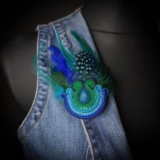 Barwna broszka soutache z piórkami