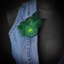 Zielona broszka soutache z piórkami
