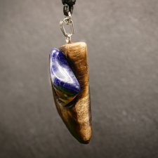 Wisiorek z orzecha i sodalitu – organiczna przestrzeń w drewnie, – biżuteria z duszą ziemi, pirografia, handmade, prezent Dzień Matki Unique Jewelry D