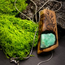 Wisiorek z orzecha z chryzoprazem – roślinna opowieść w drewnie  – biżuteria z duszą ziemi, pirografia, handmade, prezent Dzień Matki Unique Jewelry D