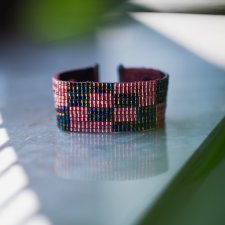 Geometryczna bransoletka wykonana na krośnie
