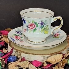Porcelana kostna Balmoral Castle filiżanka i spodek kwiaty i jagody
