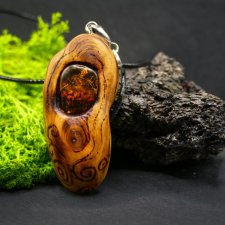 Wisiorek "Bursztyn 2" –żywioł ognia i bursztynowego światła,octowiec, pirografia, prezent; Amber and Wood Pendant, biżuteria na Dzień Matki