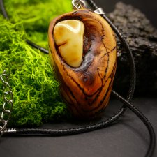 Wisiorek "Bursztyn Żywiołów" – zaklęta siła natury i ognia,octowiec, pirografia, prezent; Amber and Wood Pendant, biżuteria na Dzień Matki