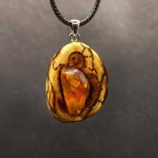 Wisiorek "Bursztyn 3" –żywioł ognia i bursztynowego światła,octowiec, pirografia, prezent; Amber and Wood Pendant, biżuteria na Dzień Matki