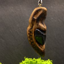 Wisiorek "Orzechowy Turmalin –z drewna orzecha, stworzona z miłości do przyrody i rękodzieła. pirografia, prezent; Wood Pendant, biżuteria Dzień 
