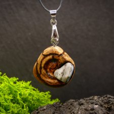 Wisiorek "Agat Koronny –z drewna octowca, amulet zamknięty w kawałku drewna, pirografia, prezent, Wood Pendant, biżuteria, handmade