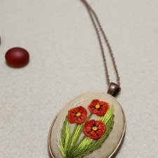 Ręcznie haftowany wisior  POPPY