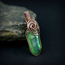 Wisiorek wire wrapping z zielonym kwarcem