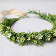 Łąka po deszczu – romantyczny wianek handmade z zielenią i białymi kwiatami, boho styl
