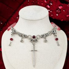 Gotycki naszyjnik chainmail z mieczem i wiśniowymi akcentami
