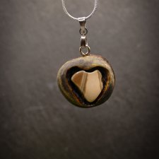 Wisiorek - Serce Gór Świętokrzyskich -  brzoza – biżuteria z duszą ziemi, pirografia, krzemień pasiasty, prezent Unique Jewelry Design; Luxury Wooden 