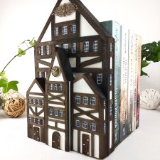 Podpórka do książek – kamieniczki w stylu szachulcowym.